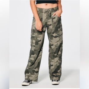 Adjustable baggy camo pants